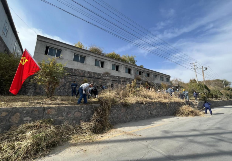 有工投黨員干部、團(tuán)員青年的耕耘那處便是公司最美麗的一角-----物產(chǎn)工投公司開展環(huán)境專項整治主題黨日、團(tuán)日活動