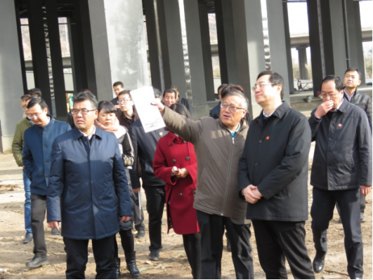 省委常委、西寧市委書記王曉在青海省物產(chǎn)集團(tuán)總公司黨委書記、總經(jīng)理王玉輝陪同下，深入青海物產(chǎn)朝陽物流園區(qū)。